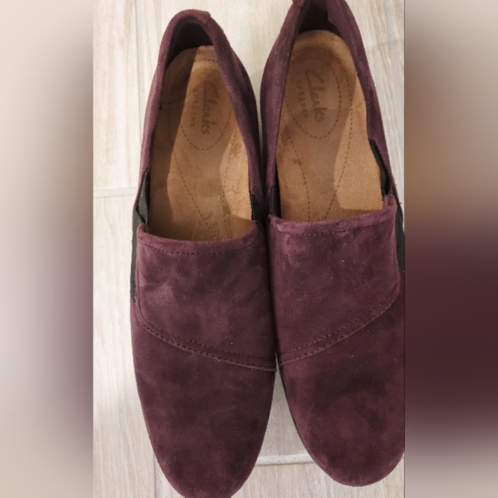 Clarks Womens 8.5M Daelyn Artisan Comfort Shoes Purple Suede Slip On Cushioned